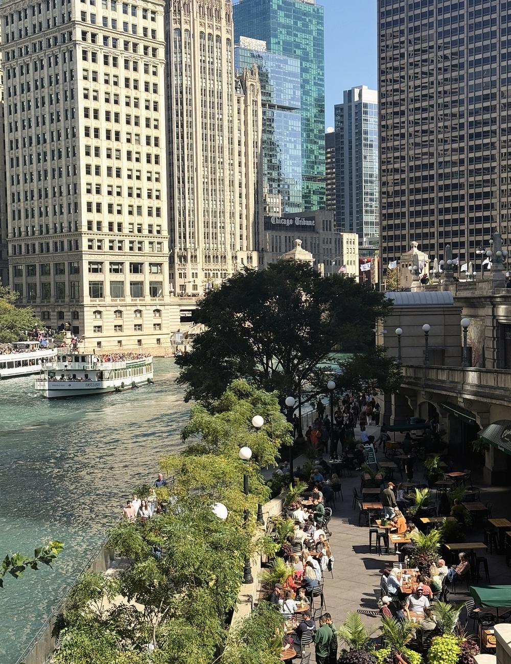 Weekend in Chicago cost, the Chicago river walk on a sunny afternoon with a tour boat and the skyline